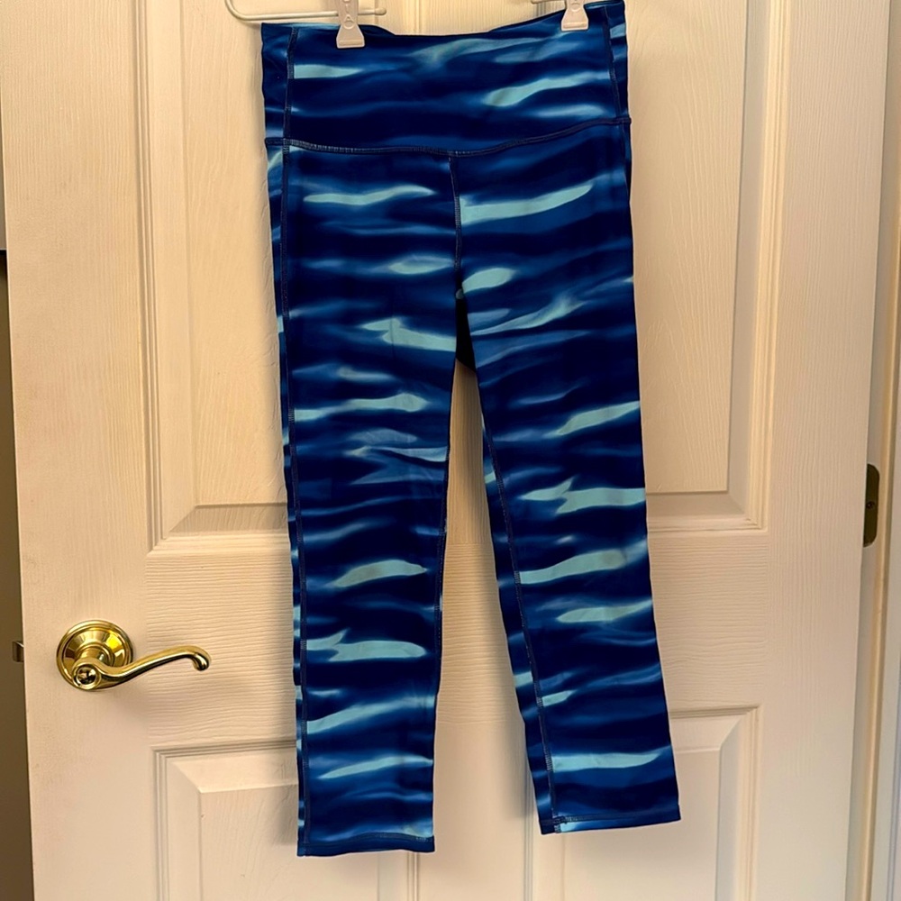 Athleta cropped leggings sz Small.  Blue stripe 
EUC